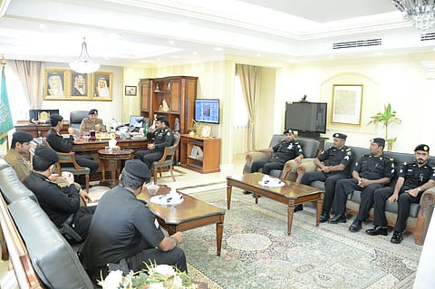 مدير اﻷمن العام يكرم المميزين من ضباط وأفراد الدوريات بجازان