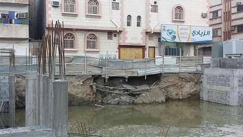 "بلدية الطائف" تُلزم مقاولاً بإصلاح أضرار لحقت بطريق منهار