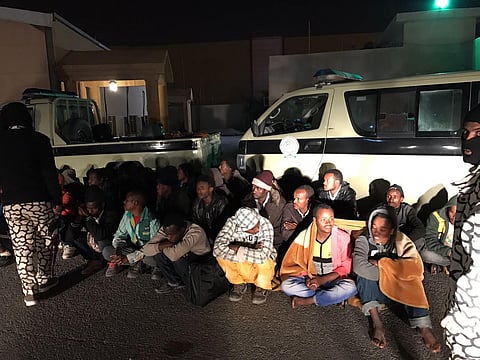 ضبط مجهولين بحوزتهم أسلحة بيضاء في مزارع ومواقع مهجورة بالجبيل