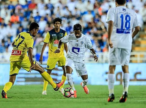 التعاون والفتح يهددان صدارة ووصافة الهلال والأهلي