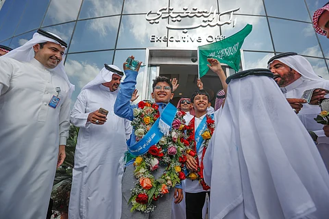 بالصور.. استقبال أبطال العالم في الخوارزمي الصغير بالورود بـ "مطار المؤسس"