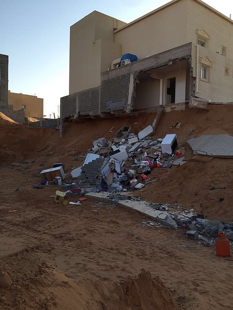 "بلدية عنيزة" تردم حفرة في منزل سقط جداره.. وجارٍ تحقيق موسَّع