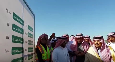 بالفيديو.. "فيصل بن بندر" متجولًا في شوارع العاصمة: الناس بدأت ترتاح