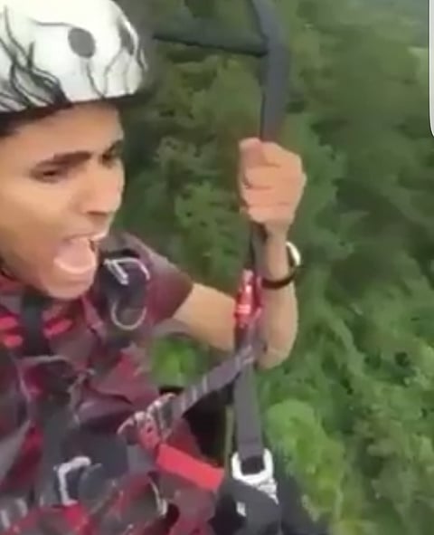 طيارون يبدون استعدادهم للطيران بـ "مغامر بونشاك" فوق جبال تهامة