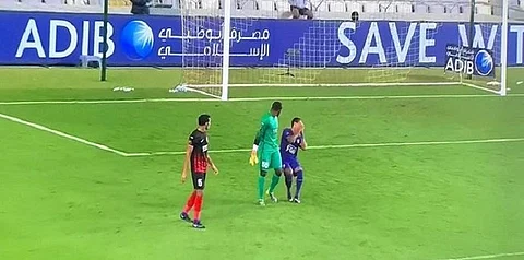 بالفيديو.. حارس "الأهلي" الإماراتي يعتدي على مهاجم "العين"!