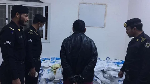 في آخر ساعة من الليل.. ضبط مصنع للخمور يحوي طلاسم بتبوك