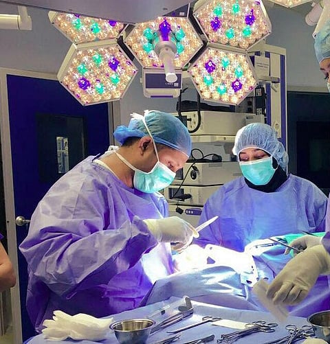 لأول مرة .. استئصال القولون والزائدة عبر فتحة واحدة في الجوف