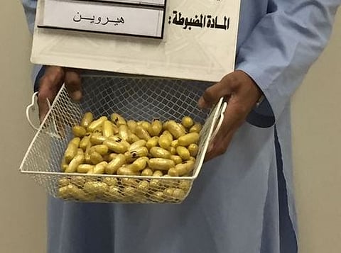 مطار الرياض يُحبط تهريب 700 جرام هيروين داخل أحشاء مسافر
