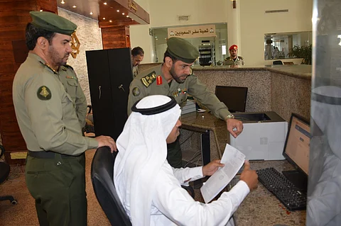 "الهويش" يدشن صالة الخدمة الذاتية بمقر جوازات المدينة
