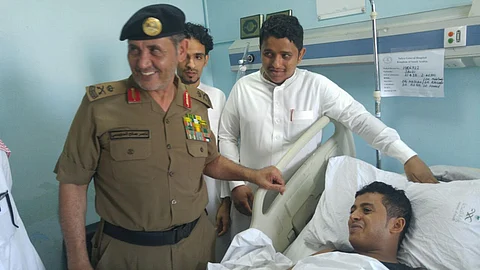 أمير جازان يطمئن على فردين من أمن الطرق تعرضا لحادث مروري