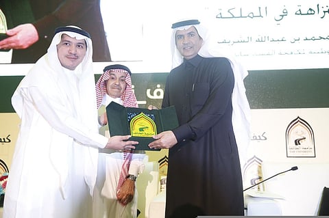 "البراق" يضع المثقف في "شرك النزاهة".. و "الشريف" يلقي باللائمة على "العدل"