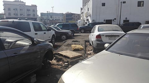 شاهد.. وافد عربي يحول شارع الستين بجدة لورشة ميكانيكا