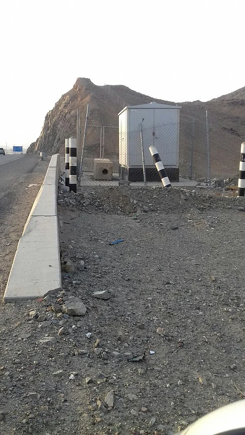 شاهد.. إزالة لوحات الآيات والأحاديث من طريق مكة- المدينة