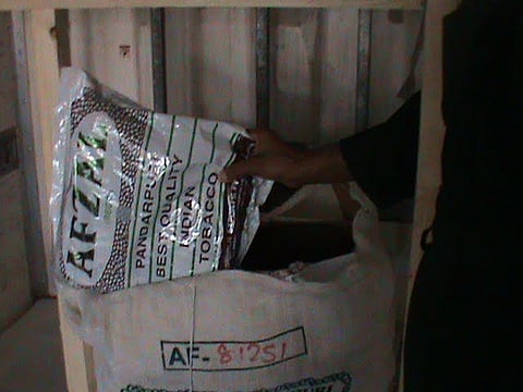 شاهد .. مخابئ سرية تفشل في تهريب "تنباك" بجمرك سلوى