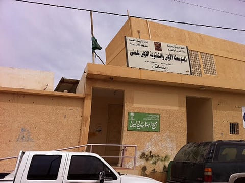 مدرسة بالأفلاج.. تكليف الطالبات بنقود ووجبات وإلزام الطلاب ببصمة العين