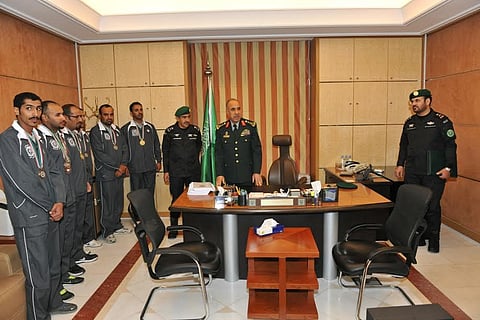 شاهد.."العوهلي" يكرم منتخب الرماية بالحرس الملكي