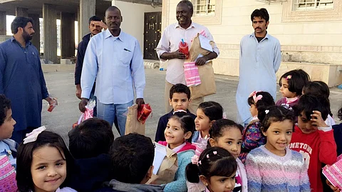 أطفال "روضة الخنساء" بالطائف يوزعون "كسوة" و"وجبات" على 40 عاملًا