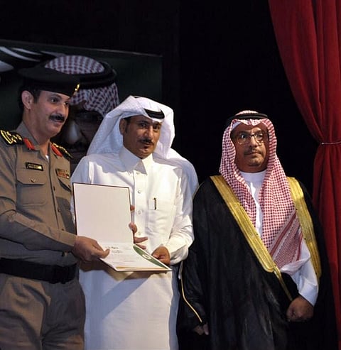 الميموني يكرِّم الثبيتي لمشاركته في أسبوع النزيل الخليجي بالطائف