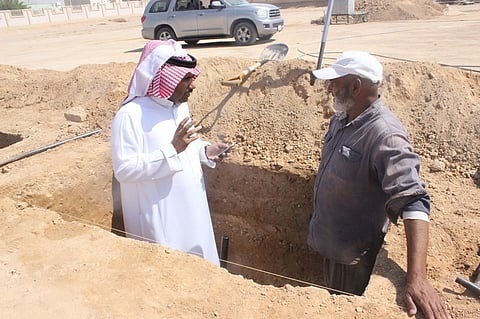 "حارس الأموات بالأفلاج" يكشف أسراره .. هؤلاء خرجوا من القبور وهذه المرأة اعتدت عليَّ