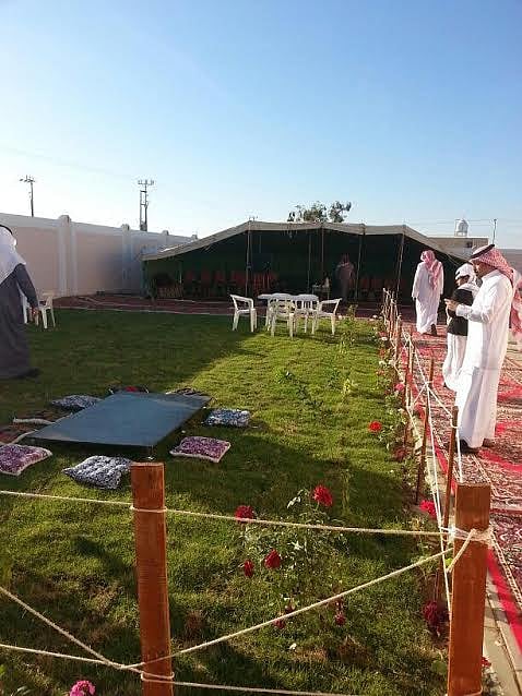 شاهد .. مدير ابتدائية بالطائف يحوِّل فناءها إلى بيئة تعليميّة جاذبة