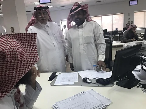 "القصبي" يفاجئ مراجعي "مركز الأعمال" ويستمع لملاحظاتهم