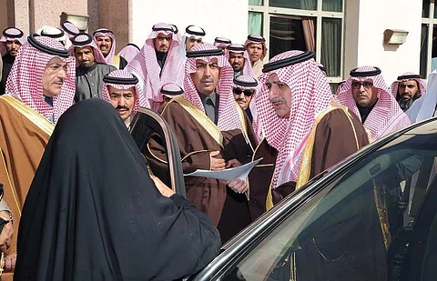 أمير تبوك يستجيب لشفاعة مسنة ويطلق سراح ابنها السجين