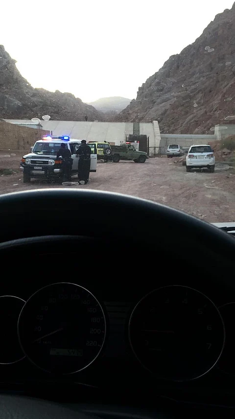 بندقية صيّاد تقتله.. و"مدني حائل" ينُزِل جثمانه من أعلى جبل عقدة
