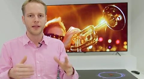 "إل جي" تكشف عن شاشة عرض 65 بوصة لا تحتاج مكبرات صوت