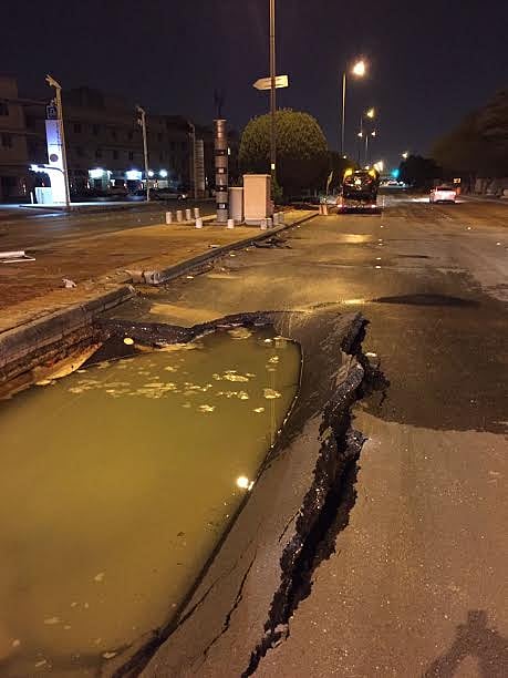 شاهد.. حفرة بالقرب من "مرور الناصرية" تنقل شاباً إلى العناية المركزة