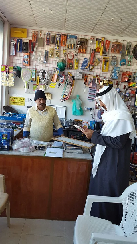 بلاغ "معاً للرصد" يطيح بوافد امتهن بيع الجوالات بـ"مندق الباحة"