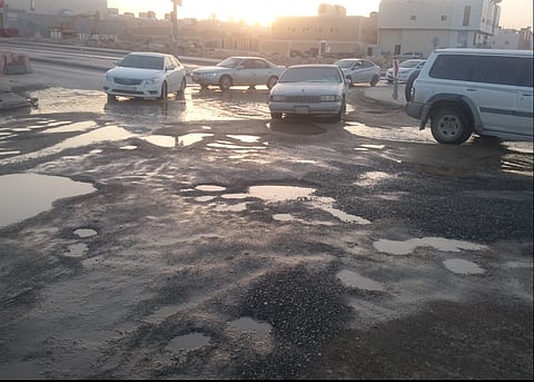 مواطنو غرب "الرياض" للمسؤولين: شوارعنا تصطاد مركباتنا.. ونطالب مسؤولي "الأمانة" بسلكها