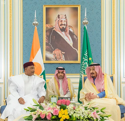 خادم الحرمين يستقبل رئيس النيجر ويقيم مأدبة غداء تكريماً له