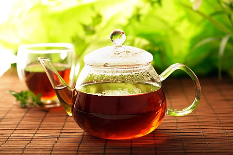 مستشار بيئي يحذر من الأدخنة والأبخرة المتصاعدة أثناء غلي الشاي