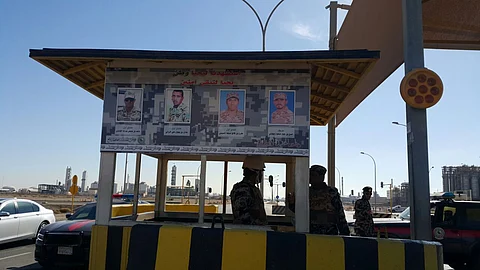 شاهد.. صور الشهداء بقوات أمن المنشآت تزيّن نقاط التفتيش بينبع