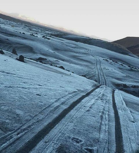 بالفيديو.. حرة الشاقة بالعيص تكتسي بالثلوج فجراً