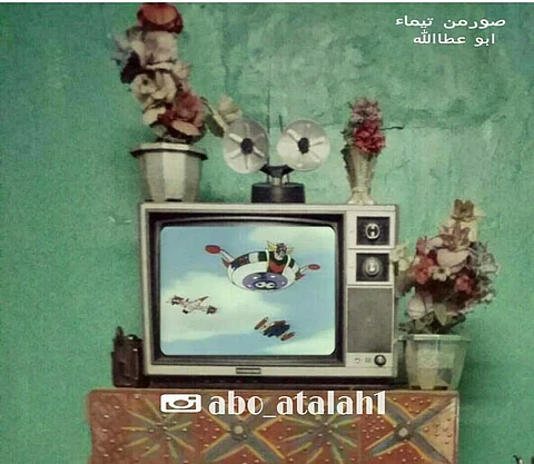 شاهد.. فنان تشكيلي يحاكي الزمن الجميل بمقتنيات الثمانينات