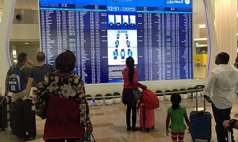 أفعى "زاحفة" تلغي رحلة لطيران الإمارات