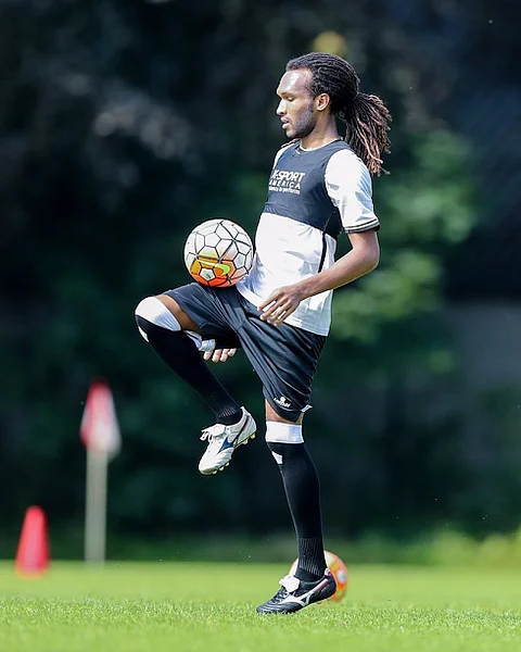 الشباب يعلن استغناءه عن "الخيبري".. واللاعب: رغبة فنية سبب إبعادي