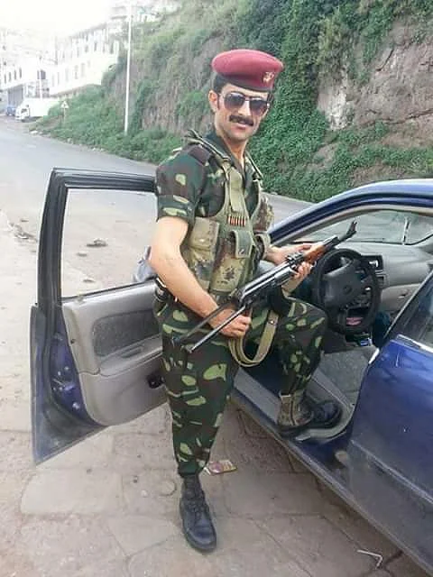 شاهد.. ضابط حرس جمهوري مُنشق يسأل المخلوع والحوثيين: أين الرواتب؟