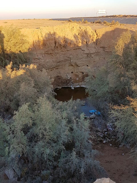 بالصور.. بئر ارتوازية مكشوفة تعرِّض حياة مرتادي طريق مطار ينبع للخطر
