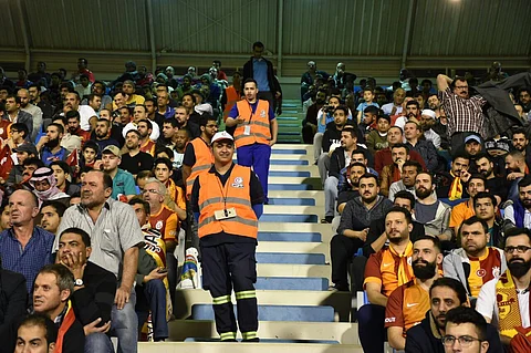 شاهد.. 80 طبيب وطالب يقدمون الخدمة في مباراة "الاتفاق وغلطة سراي"