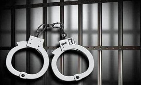 ينبع.. ضبط أحد المفحطين وبحوزته مسدس وعرق مُسكر