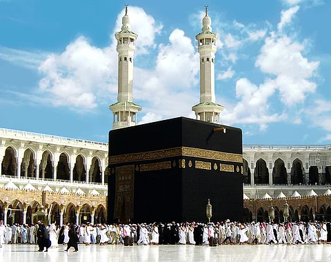 ضيوف خادم الحرمين الشريفين يصلون مكة ويؤدون مناسك العمرة