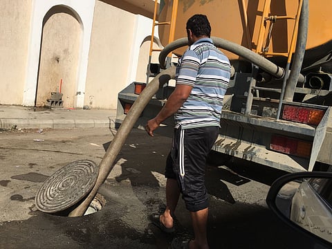 "مياه مكة" تتفاعل مع ما نشرته "سبق" حول تفريغ عمالة مياه المجاري داخل حي أبو مراغ