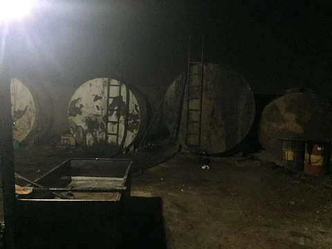 شرطة جدة تضبط عصابة تكرير الزيوت: ٧ جناة و ٣ شاحنات