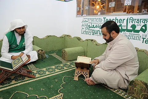 886 معتمراً وزائراً يستفيدون من برنامج هدية الحاج والمعتمر