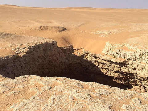 عدسة "سبق" توثق دحلاً يشكِّل خطورة على سالكي طريق رماح - الصداوي