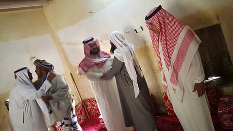 محافظ العارضة ينقل تعازي أمير جازان لأسرة الشهيد "الجابري"