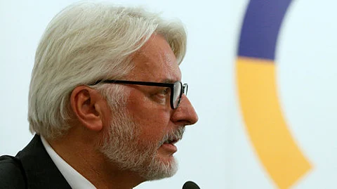 عجائب دبلوماسية.. وزير خارجية بولندا يُجري محادثات مع "دولة خيالية"