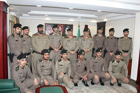"آل هادي" يقلّد عدداً من الضباط رُتَبهم الجديدة بالباحة